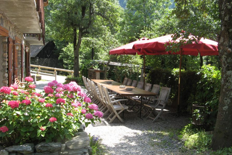 Grote tafel in de zomer