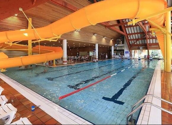 Schwimmhalle und Sportzentrum